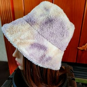 OFFER $25 🐇 Tie-dye Fuzzy Fleece Bucket Hat • NWT & Adjustable!